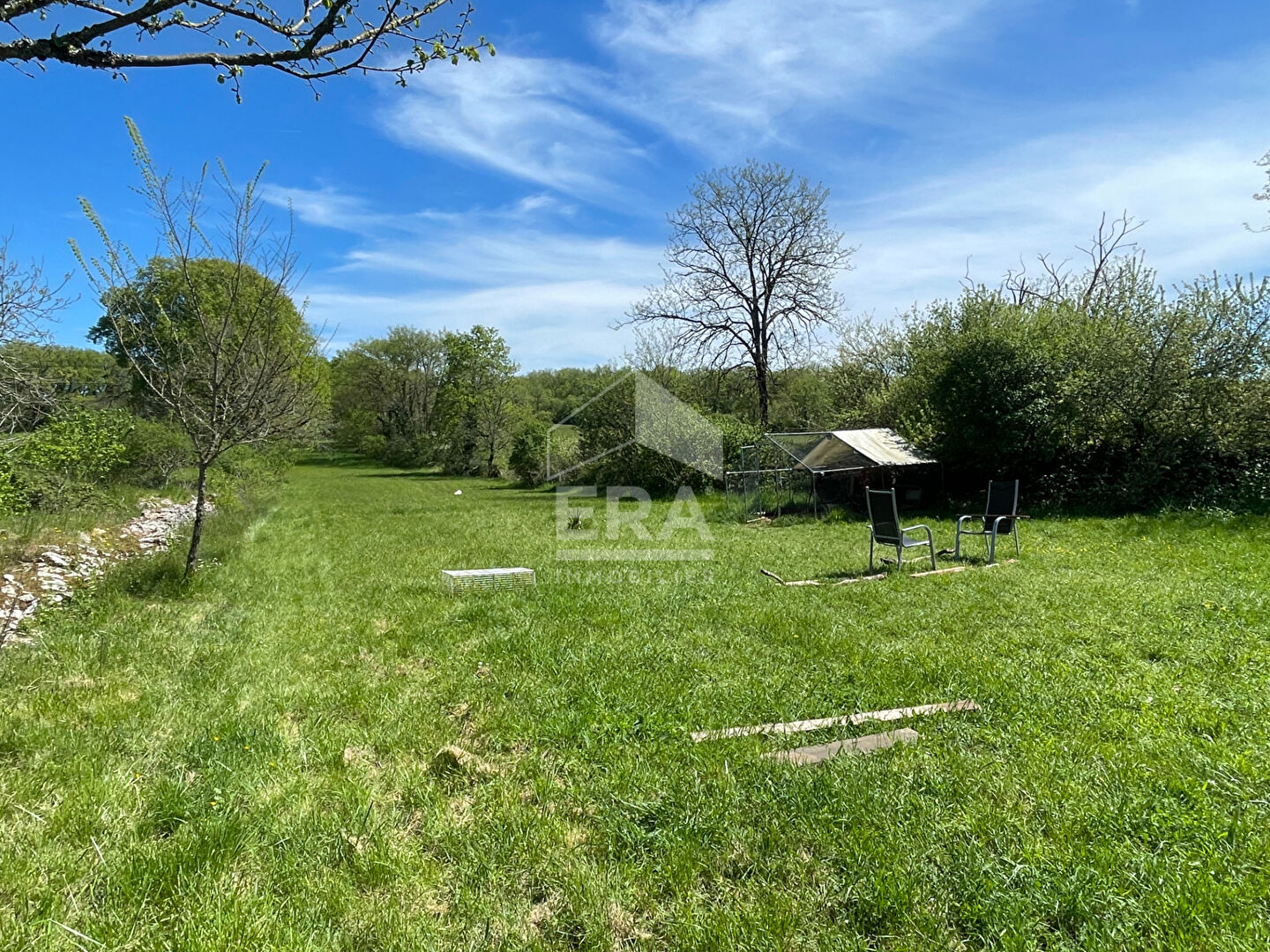 A vendre grande maison en pierres dans un hameau avec dépendances