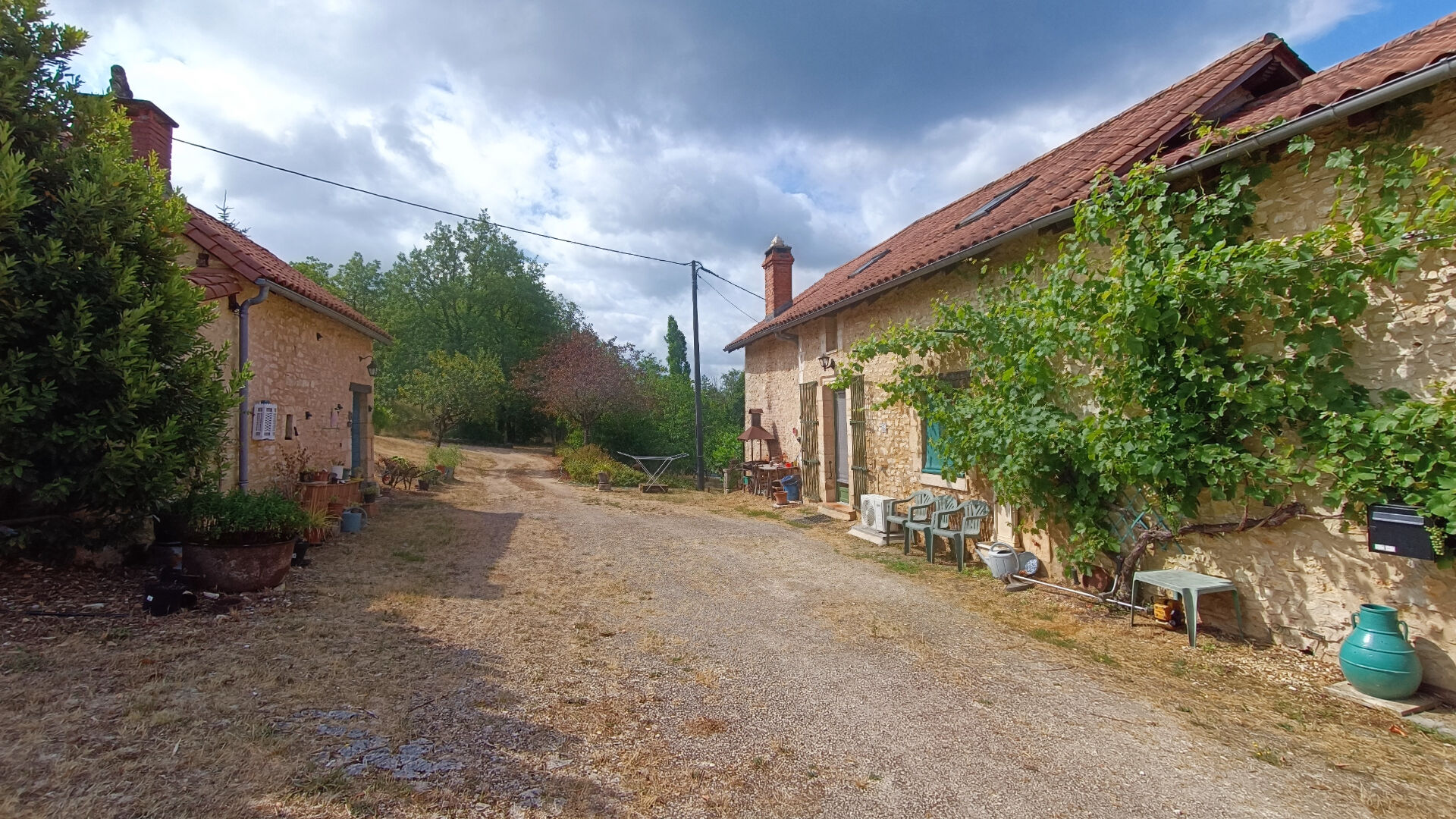 A vendre propriété en pierre avec terrain et dépendance à CUBJAC 24640