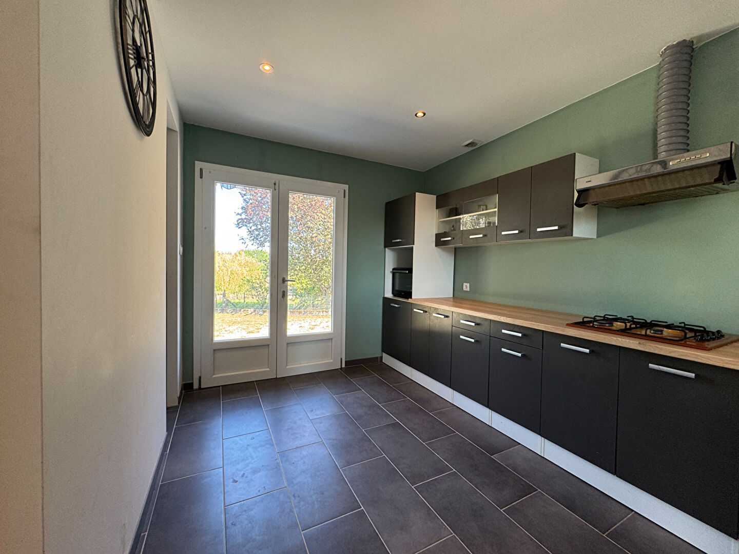 A vendre, sur la commune de Bassillac et Auberoche (24330), agréable maison de plain pied type 4 avec grand terrain et garage