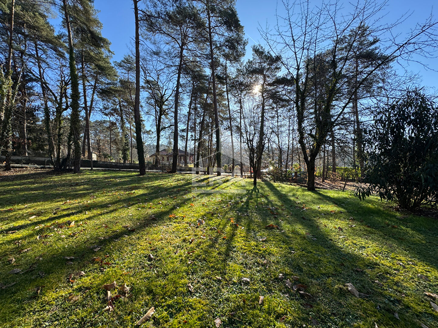 Terrain constructible plat de 1500 m2 sur Chancelade (24650)