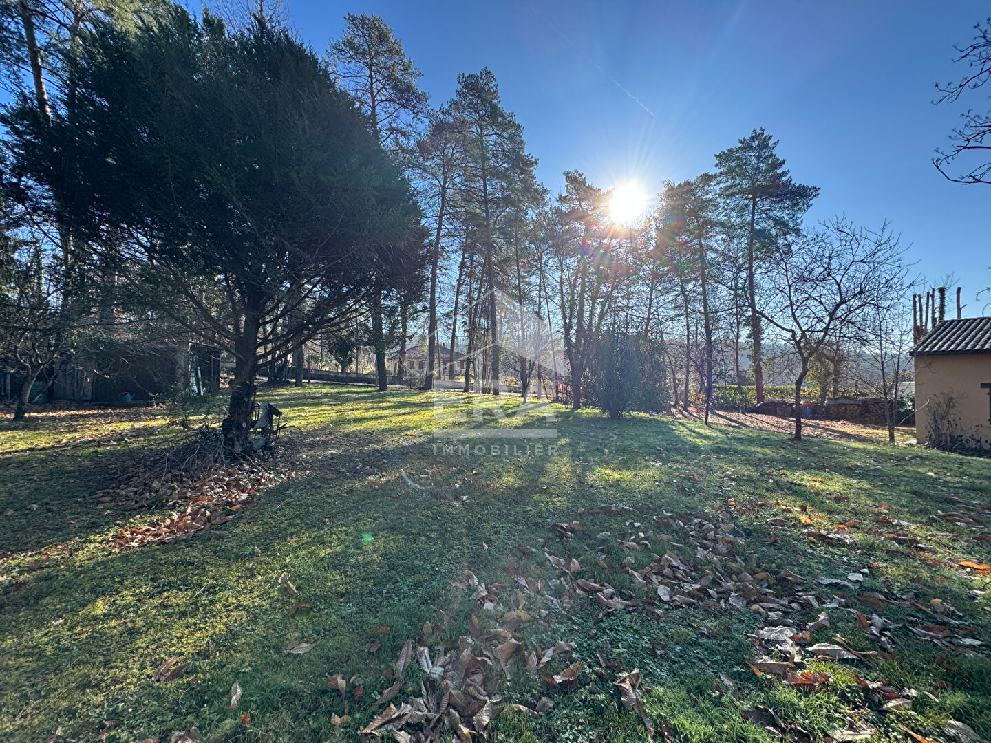 Photo Terrain constructible plat de 1500 m2 sur Chancelade (24650) image 3/4