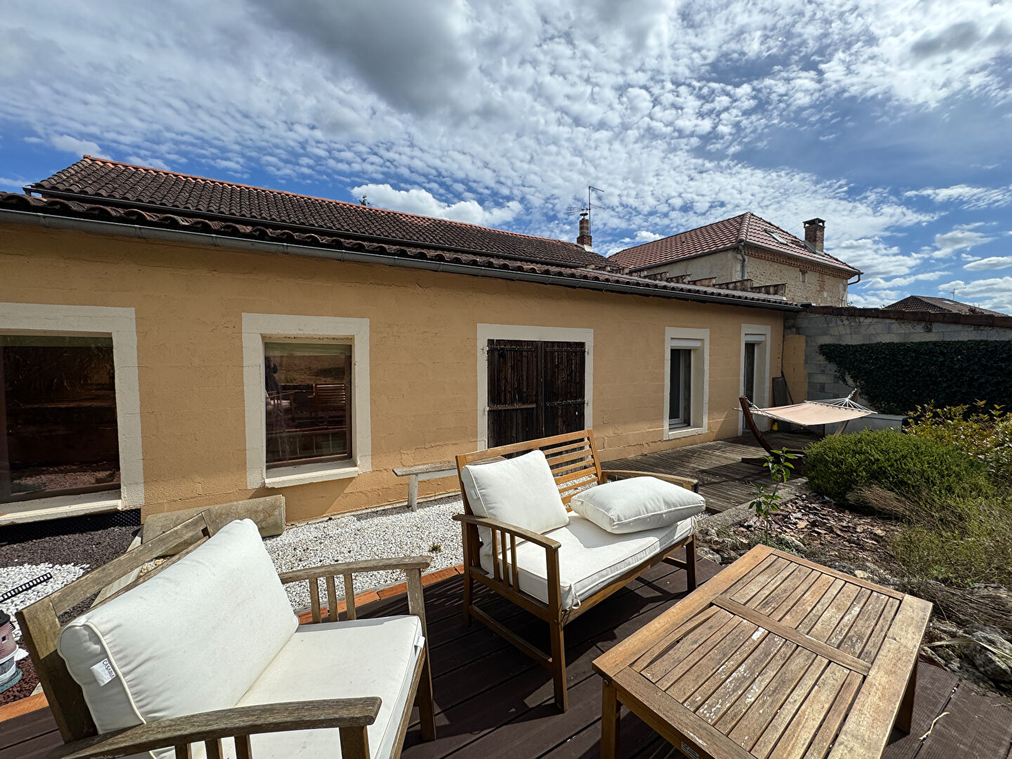 A vendre à 20 min de Périgueux, charmante maison ancienne rénovée au coeur d'un bourg.