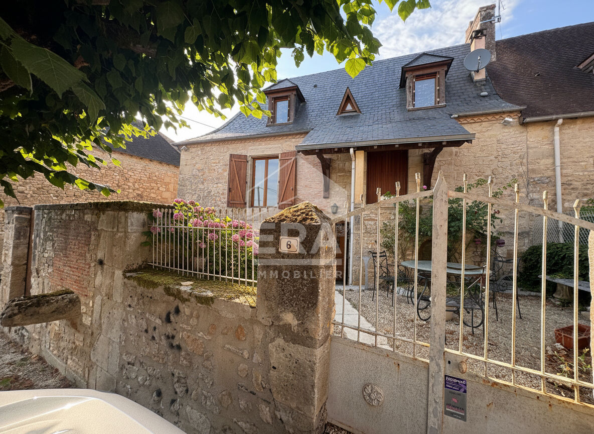 AGREABLE MAISON DE CAMPAGNE EN PIERRE AVEC 4 CHAMBRES ET GRANGE.