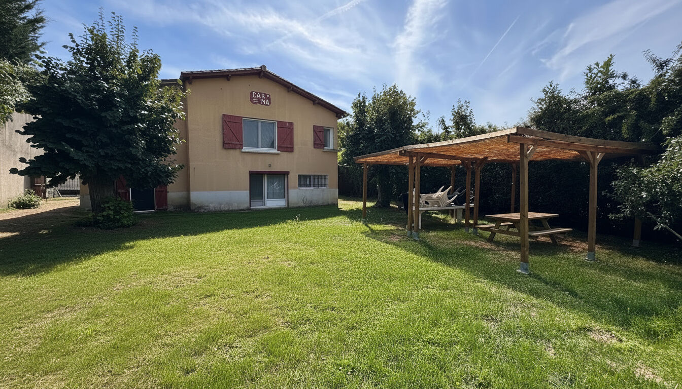 A VENDRE MAISON DE STYLE BASQUE AVEC JARDIN A PROXIMITE DES COMMODITES