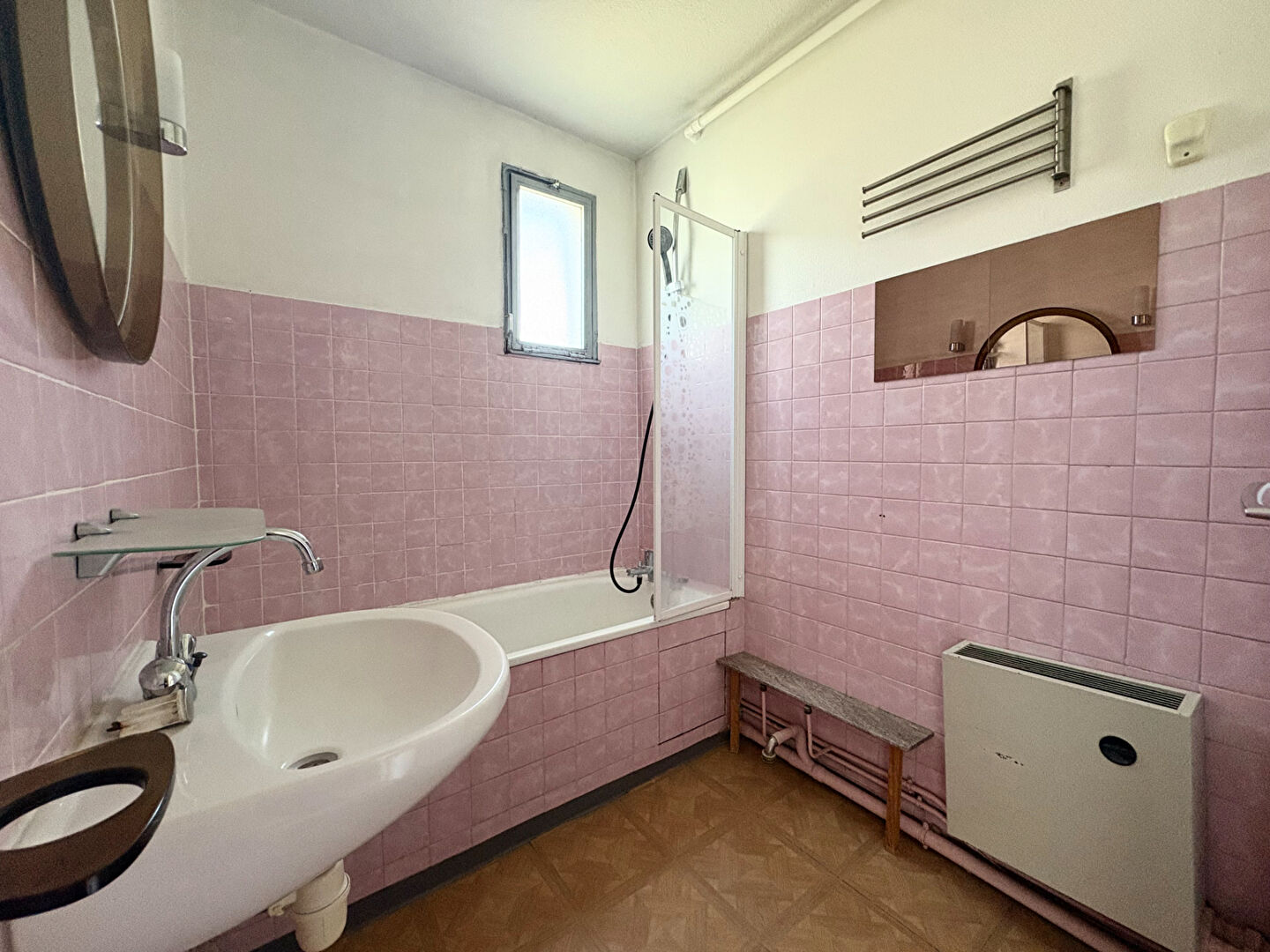 APPARTEMENT DE 2 PIECES A VENDRE A PLAISIR - CENTRE VILLE