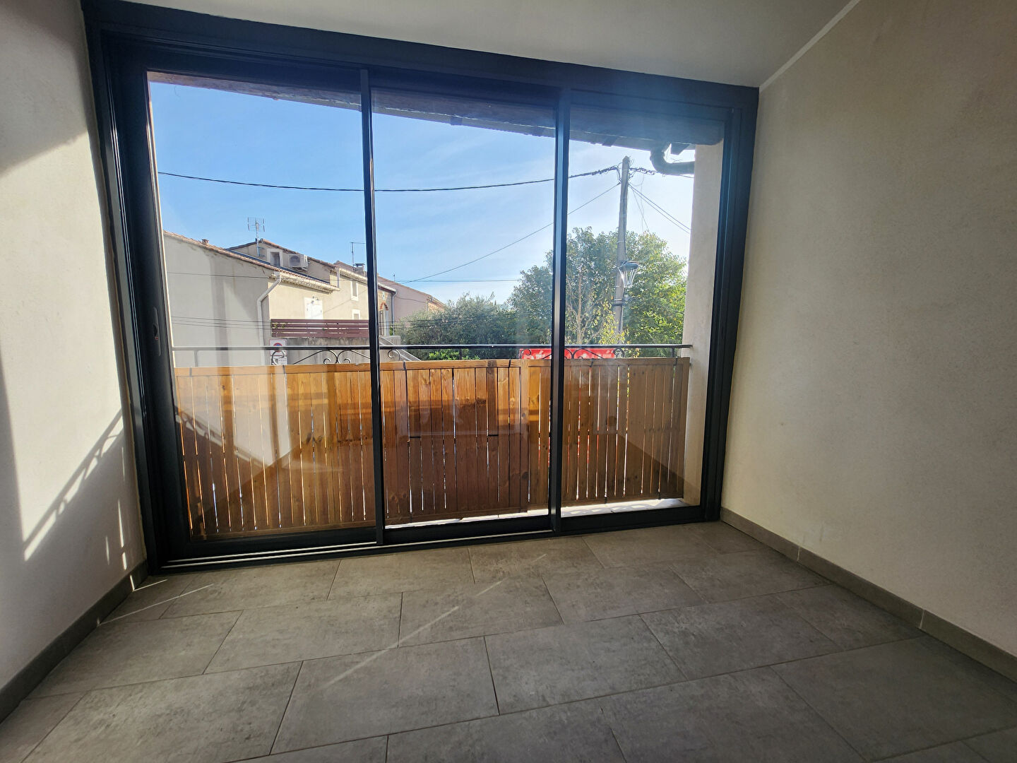 Photo SAINT SATURNIN LES AVIGNON - APPARTEMENT DE 36 M² AVEC TERRASSE (au 1er étage) EN DUPLEX A LOUER image 2/6
