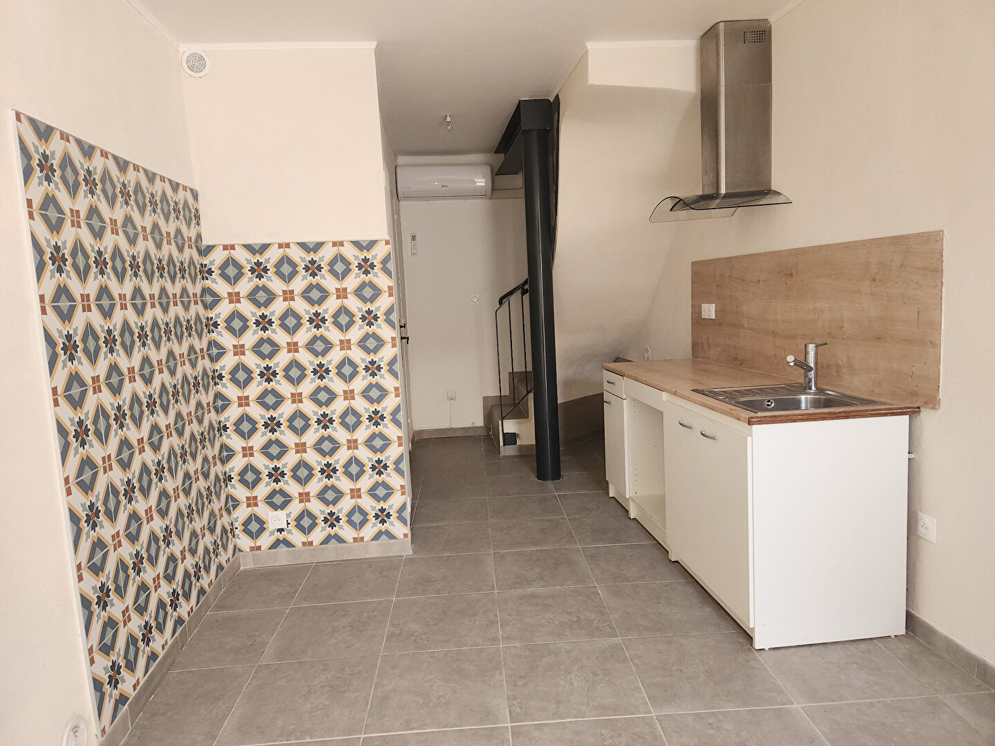 Photo SAINT SATURNIN LES AVIGNON - APPARTEMENT DE 36 M² AVEC TERRASSE (au 1er étage) EN DUPLEX A LOUER image 3/6