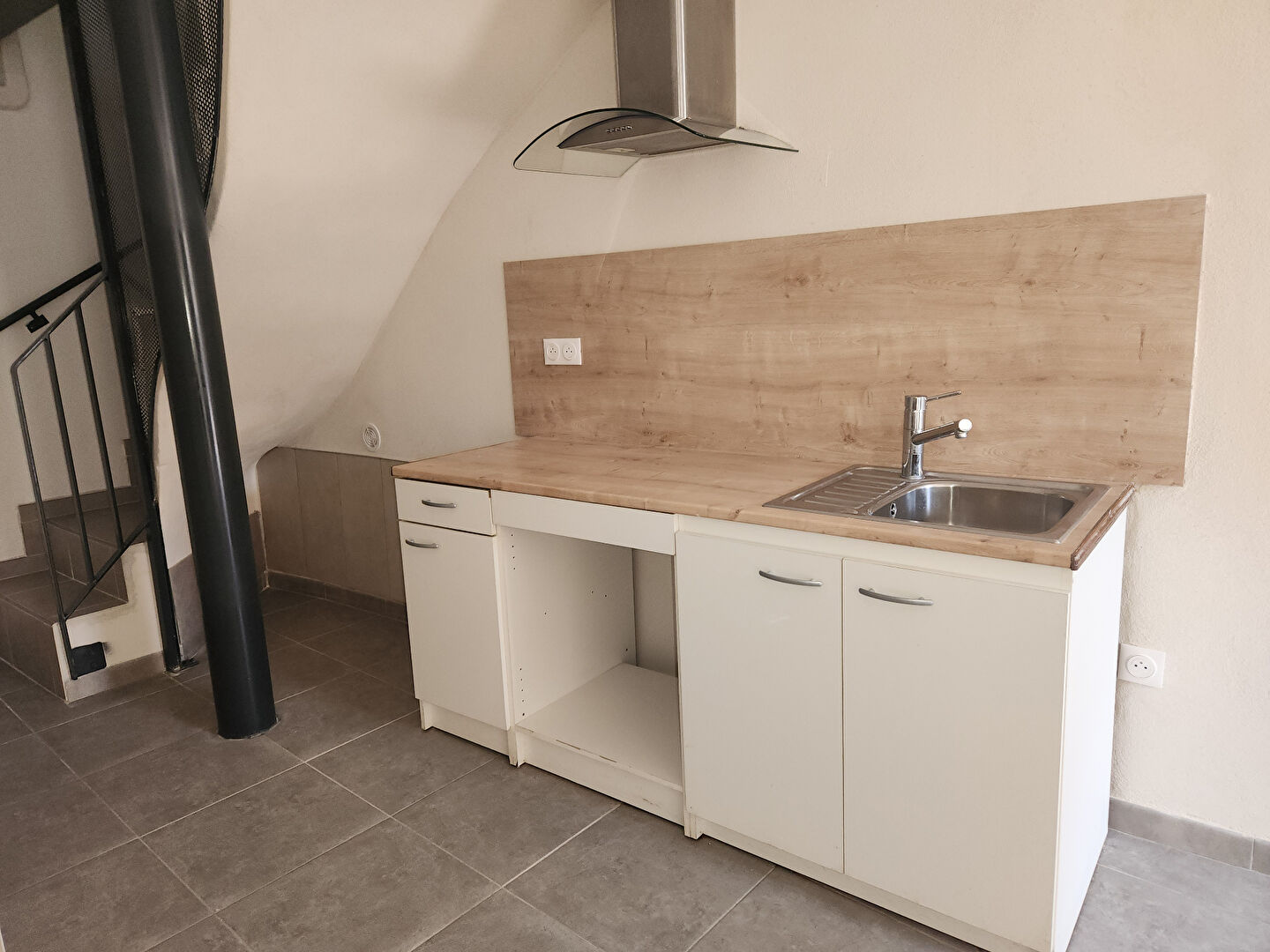 Photo SAINT SATURNIN LES AVIGNON - APPARTEMENT DE 36 M² AVEC TERRASSE (au 1er étage) EN DUPLEX A LOUER image 4/6