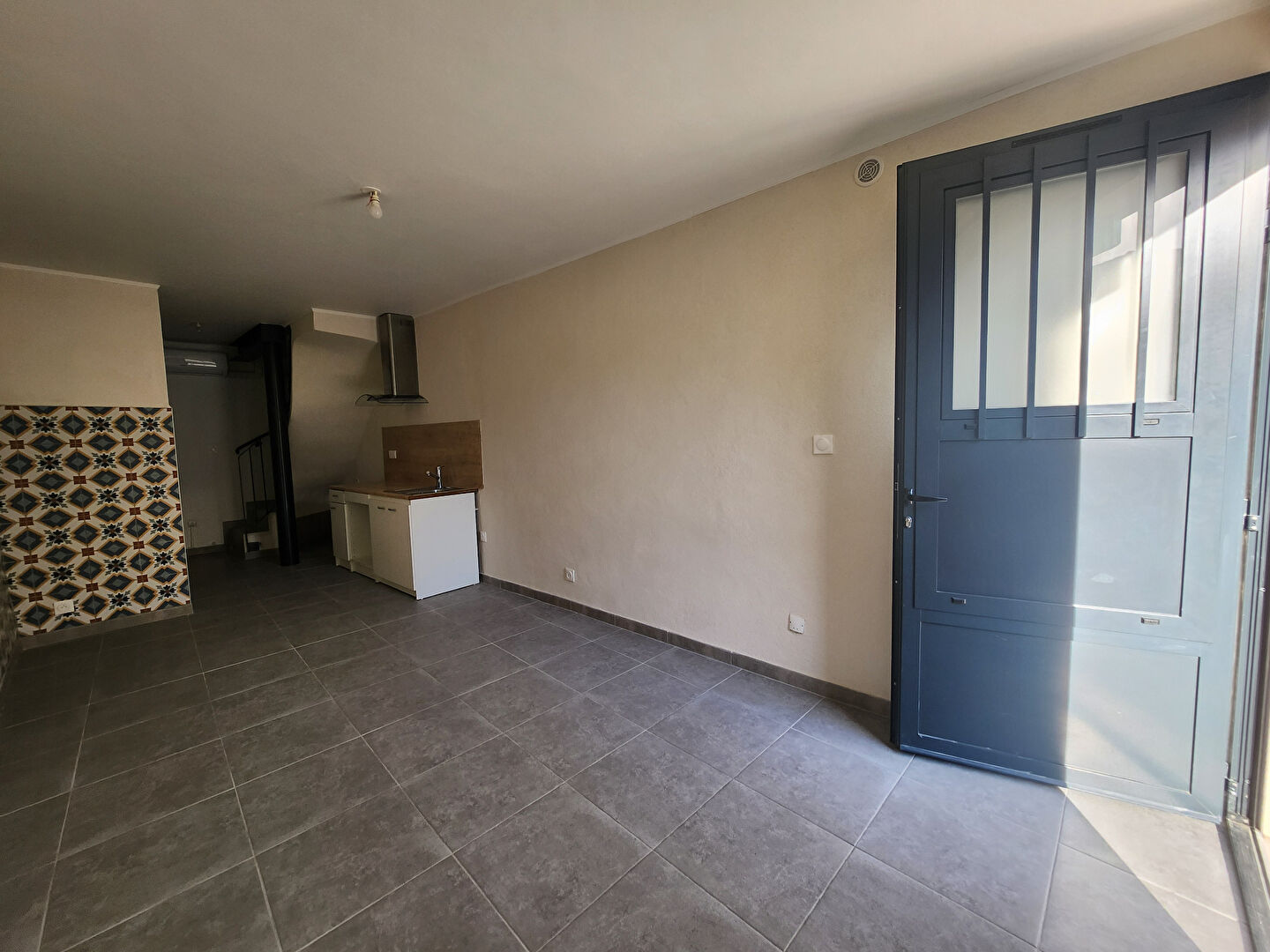 Photo SAINT SATURNIN LES AVIGNON - APPARTEMENT DE 36 M² AVEC TERRASSE (au 1er étage) EN DUPLEX A LOUER image 5/6