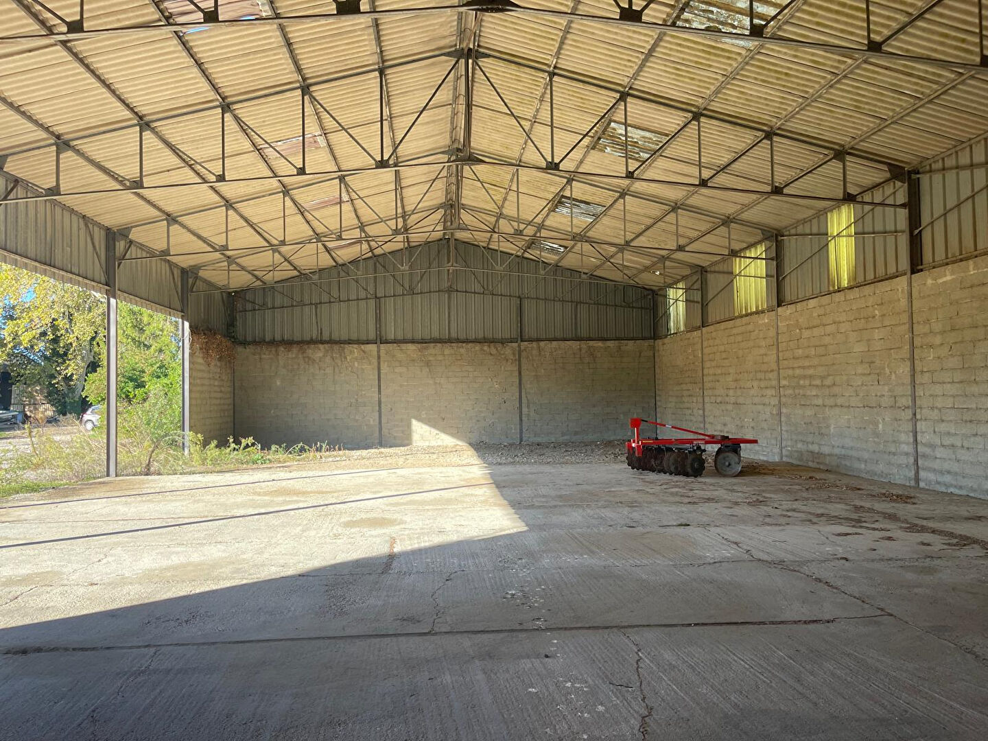 LE THOR - PROCHE ISLE SUR LA SORGUE - CAUMONT SUR DURANCE - TERRAIN AGRICOLE AVEC HANGAR DE 400 M²