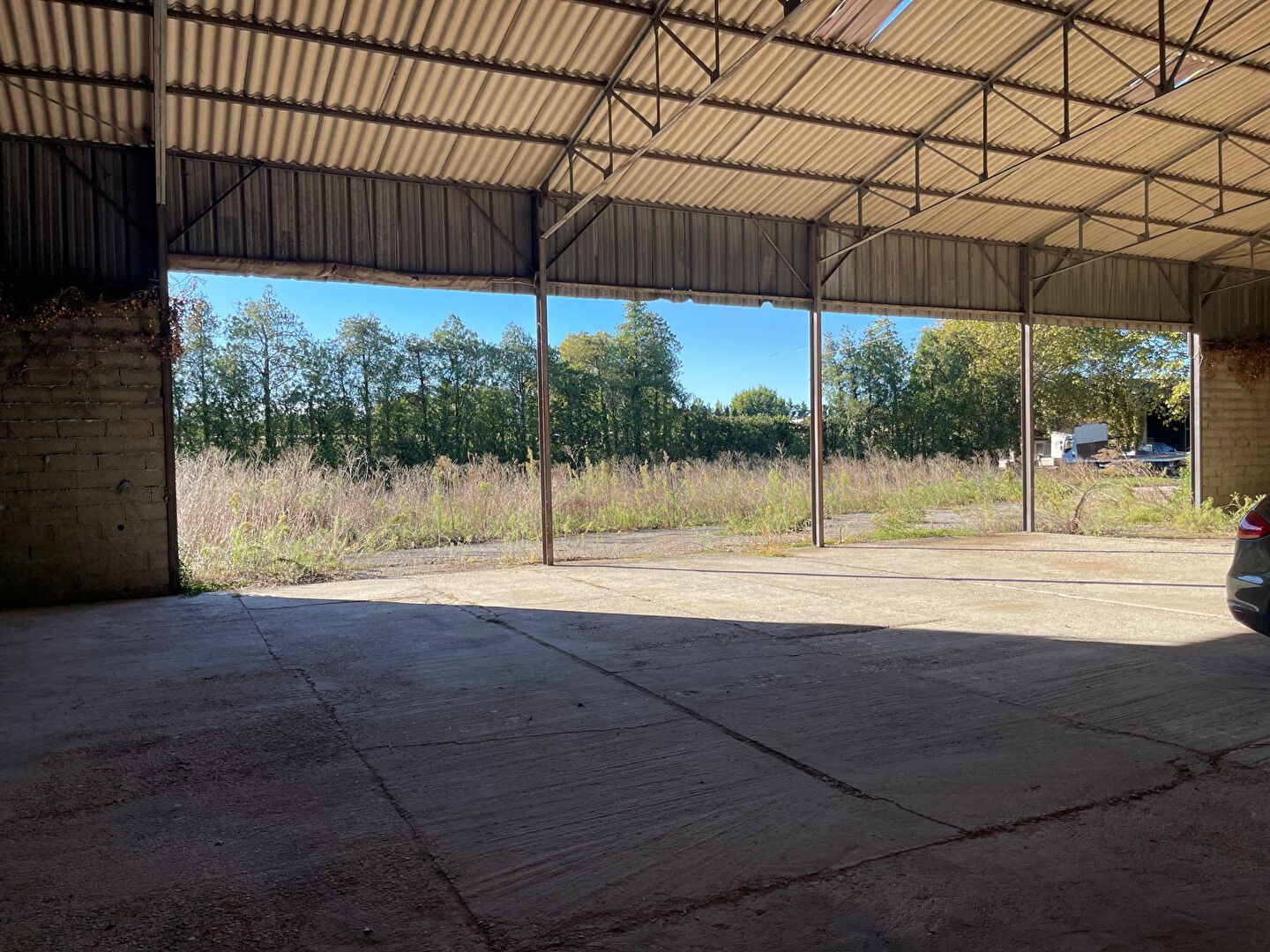 Photo LE THOR - PROCHE ISLE SUR LA SORGUE - CAUMONT SUR DURANCE - TERRAIN AGRICOLE AVEC HANGAR DE 400 M² image 4/5