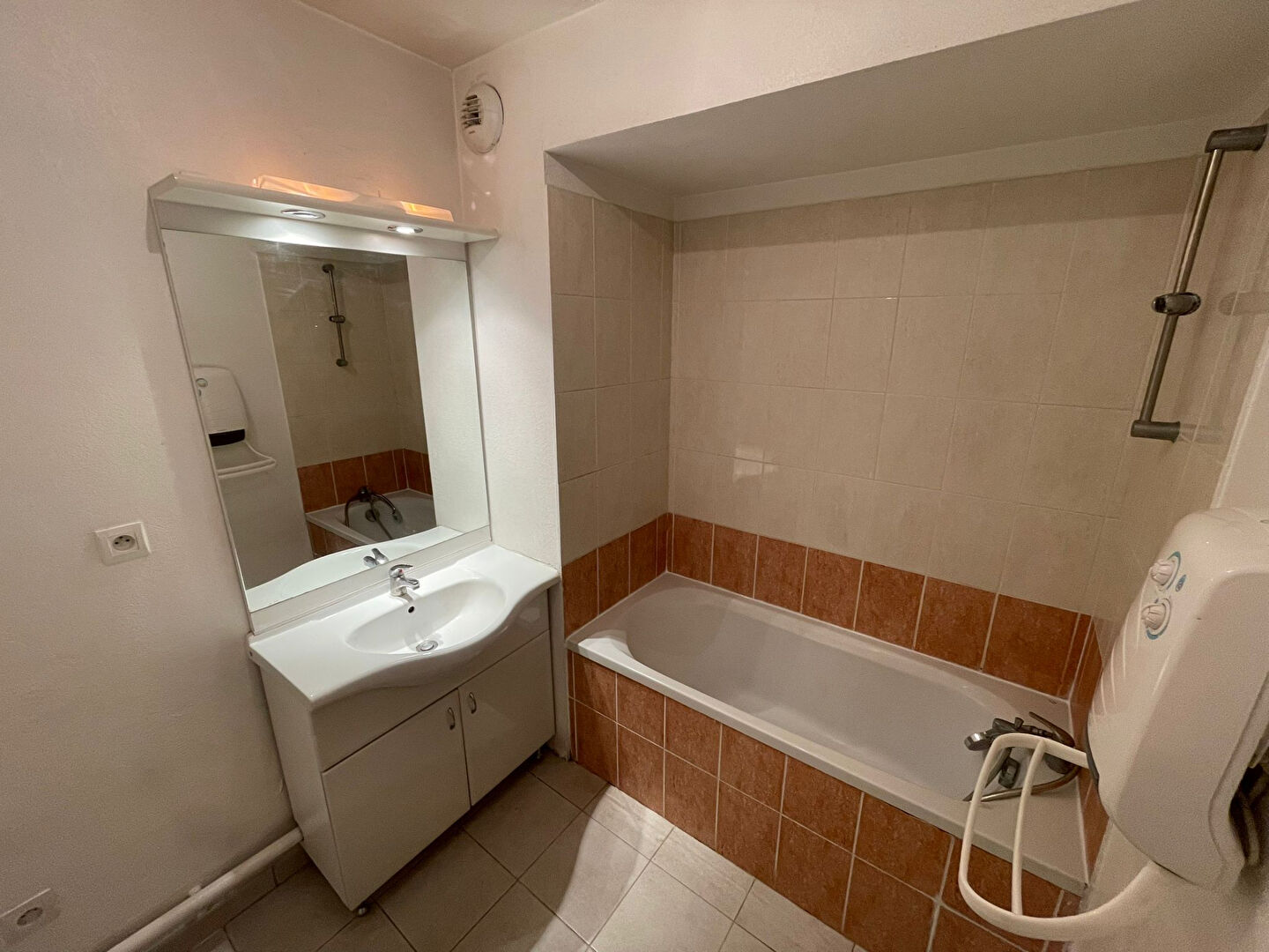 Photo BAISSE DE PRIX AVIGNON MONTFAVET PROCHE CENTRE VILLE - APPARTEMENT EN REZ DE JARDIN - TYPE2 A VENDRE AVEC PARKING image 5/6