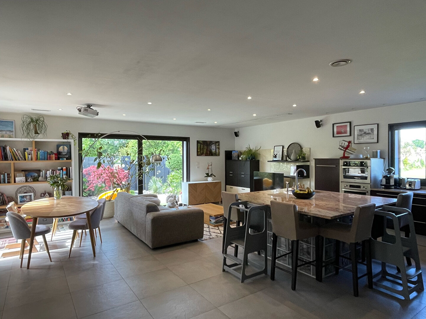 Photo VEDENE - PROCHE AVIGNON - MAISON MODERNE DE 135M² DE SURFACE HABITABLE SUR UN TERRAIN DE 500 M² - GARAGE - PARKINGS image 5/6