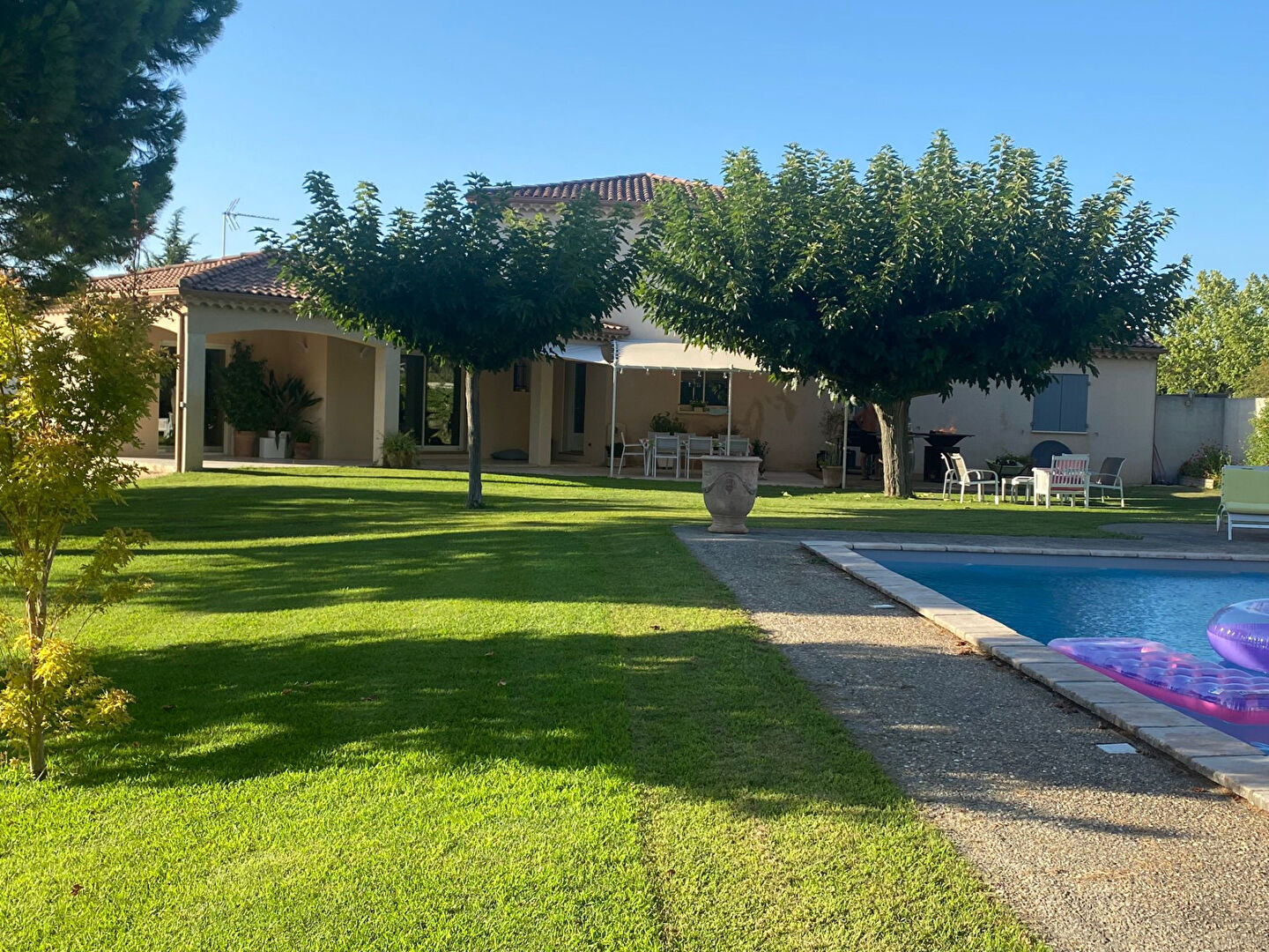 EXCLUSIVIVITE A VEDENE AVIGNON PROVENCE - MAISON A VENDRE DE 194 M² DE SURFACE HAB + DEPENDANCES + LOCAL + GARAGE SUR PARC TERRAIN DE 1800 M² AVEC PISCINE