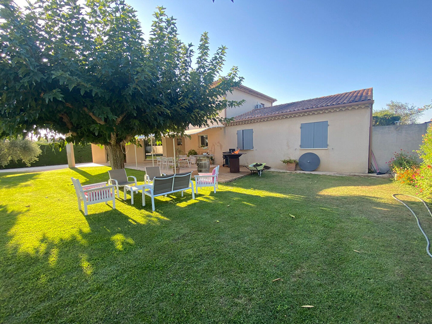 Photo EXCLUSIVIVITE A VEDENE AVIGNON PROVENCE - MAISON A VENDRE DE 194 M² DE SURFACE HAB + DEPENDANCES + LOCAL + GARAGE SUR PARC TERRAIN DE 1800 M² AVEC PISCINE image 3/6