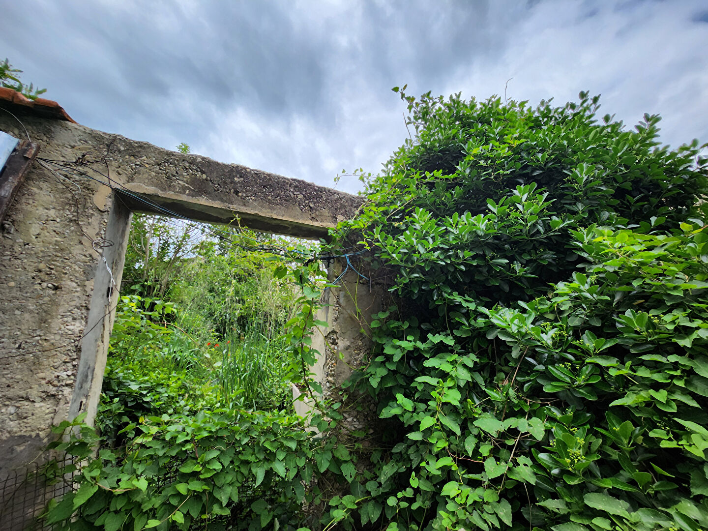 Photo EXCLUSIVITE SUR ENTRAIGUES SUR LA SORGUE - TERRAIN LIBRE CONSTRUCTEUR A VENDRE - ZONE UA image 3/5