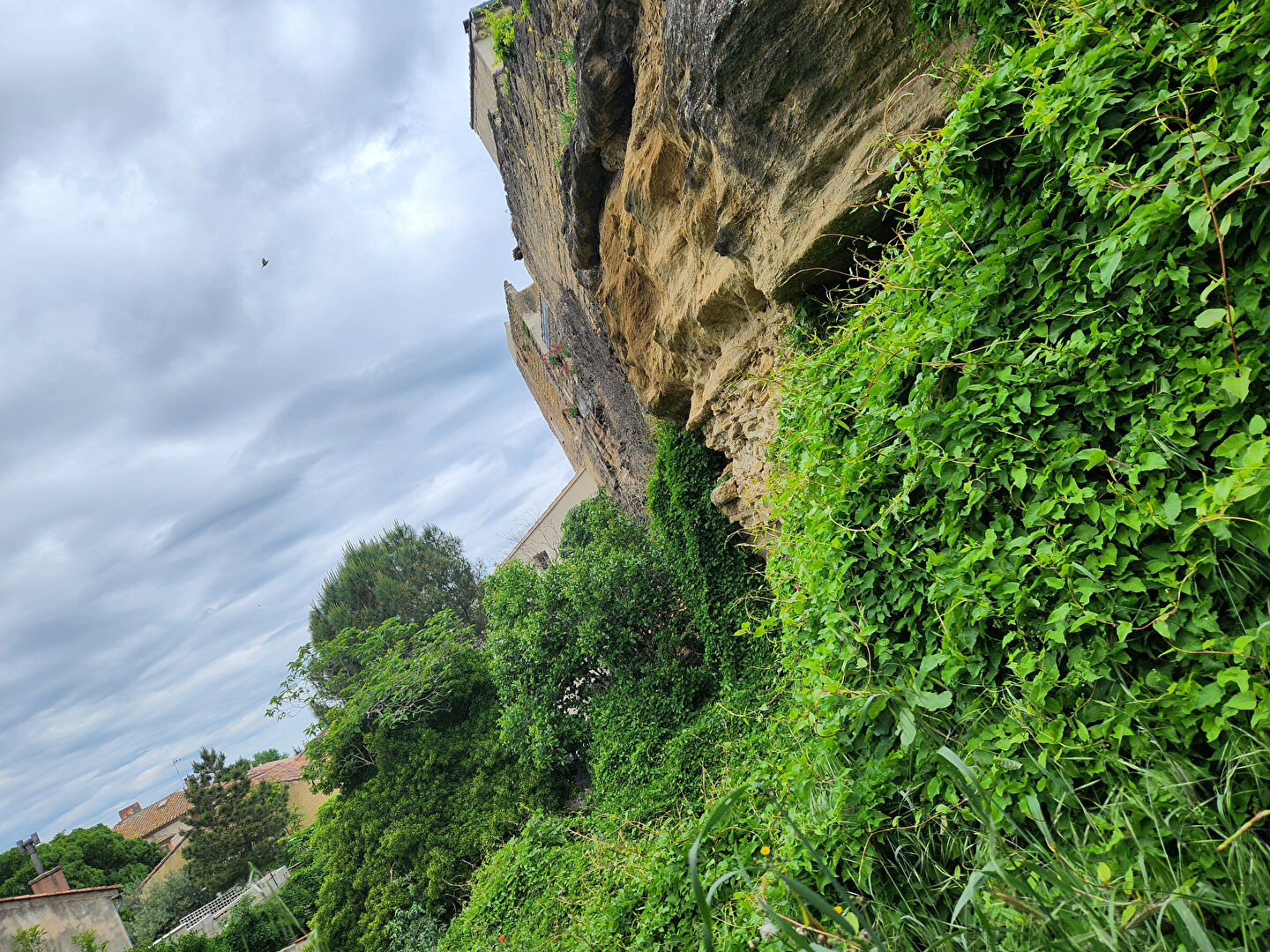 Photo EXCLUSIVITE SUR ENTRAIGUES SUR LA SORGUE - TERRAIN LIBRE CONSTRUCTEUR A VENDRE - ZONE UA image 4/5