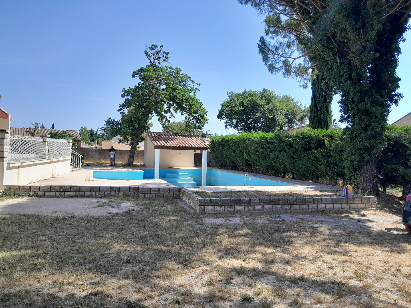 Photo CAUMONT SUR DURANCE - ENTRE AVIGNON ET CAVAILLON - GRANDE MAISON FAMILIALE A VENDRE AVEC GRANDE PISCINE SUR 1200 M² image 1/6