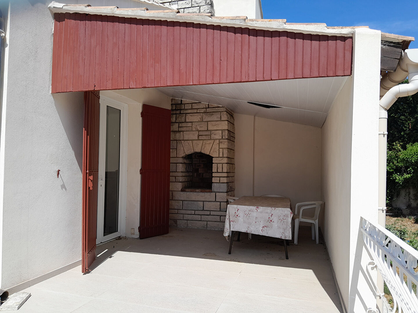 Photo CAUMONT SUR DURANCE - ENTRE AVIGNON ET CAVAILLON - GRANDE MAISON FAMILIALE A VENDRE AVEC GRANDE PISCINE SUR 1200 M² image 2/6