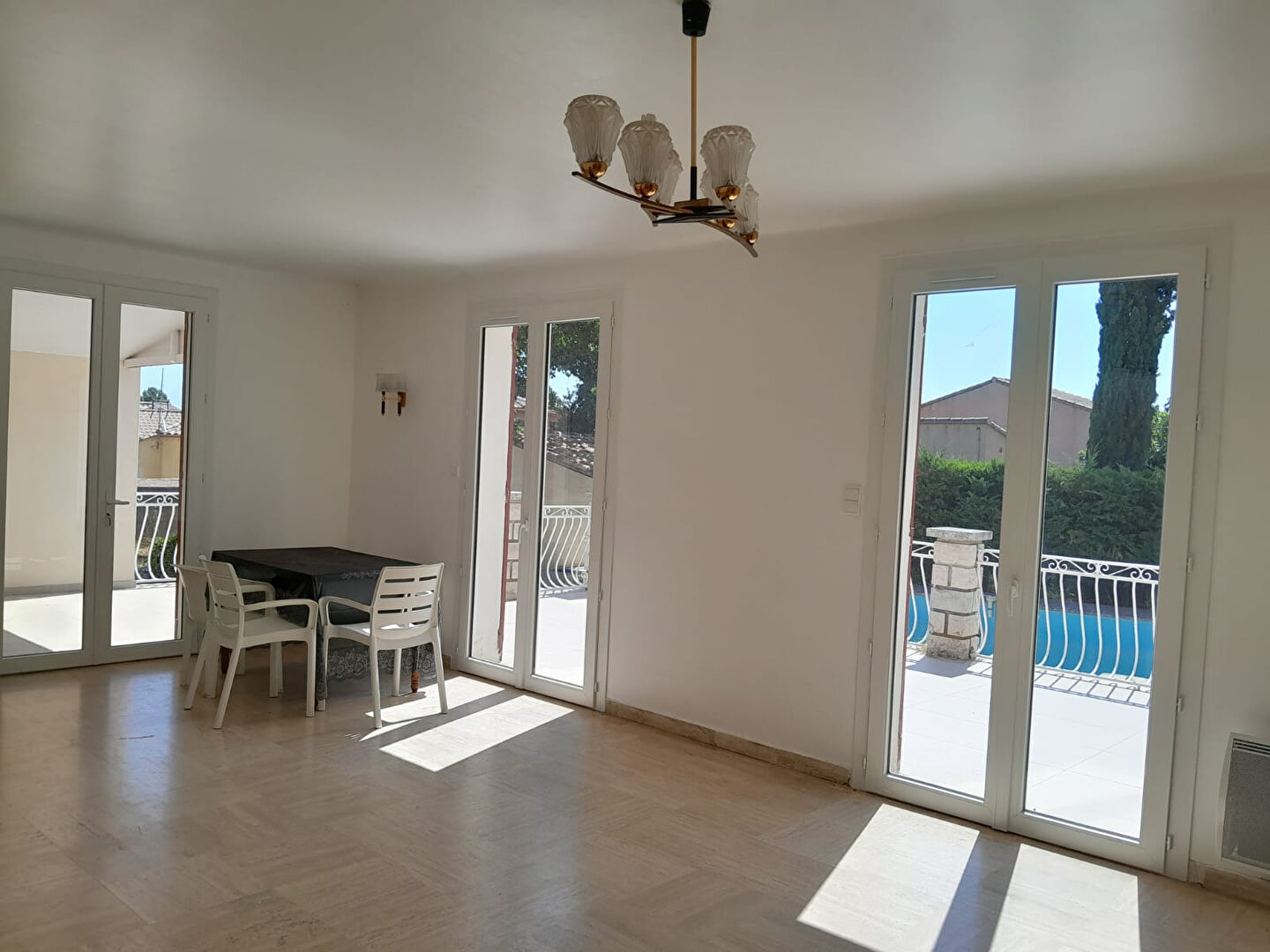 Photo CAUMONT SUR DURANCE - ENTRE AVIGNON ET CAVAILLON - GRANDE MAISON FAMILIALE A VENDRE AVEC GRANDE PISCINE SUR 1200 M² image 3/6