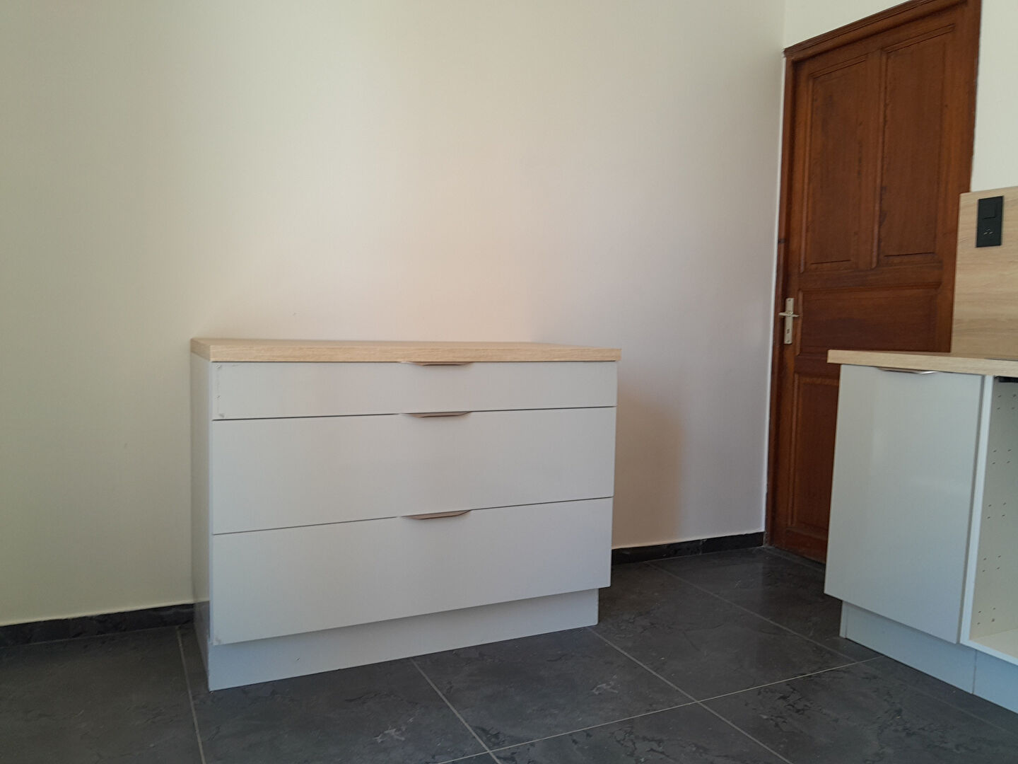 Photo CAUMONT SUR DURANCE - ENTRE AVIGNON ET CAVAILLON - GRANDE MAISON FAMILIALE A VENDRE AVEC GRANDE PISCINE SUR 1200 M² image 4/6