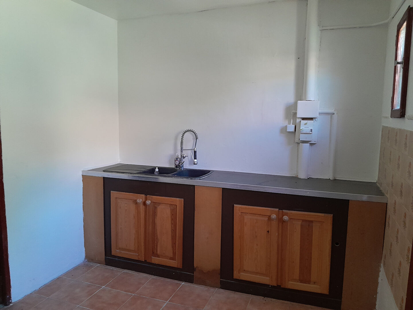 Photo CAUMONT SUR DURANCE - ENTRE AVIGNON ET CAVAILLON - GRANDE MAISON FAMILIALE A VENDRE AVEC GRANDE PISCINE SUR 1200 M² image 5/6