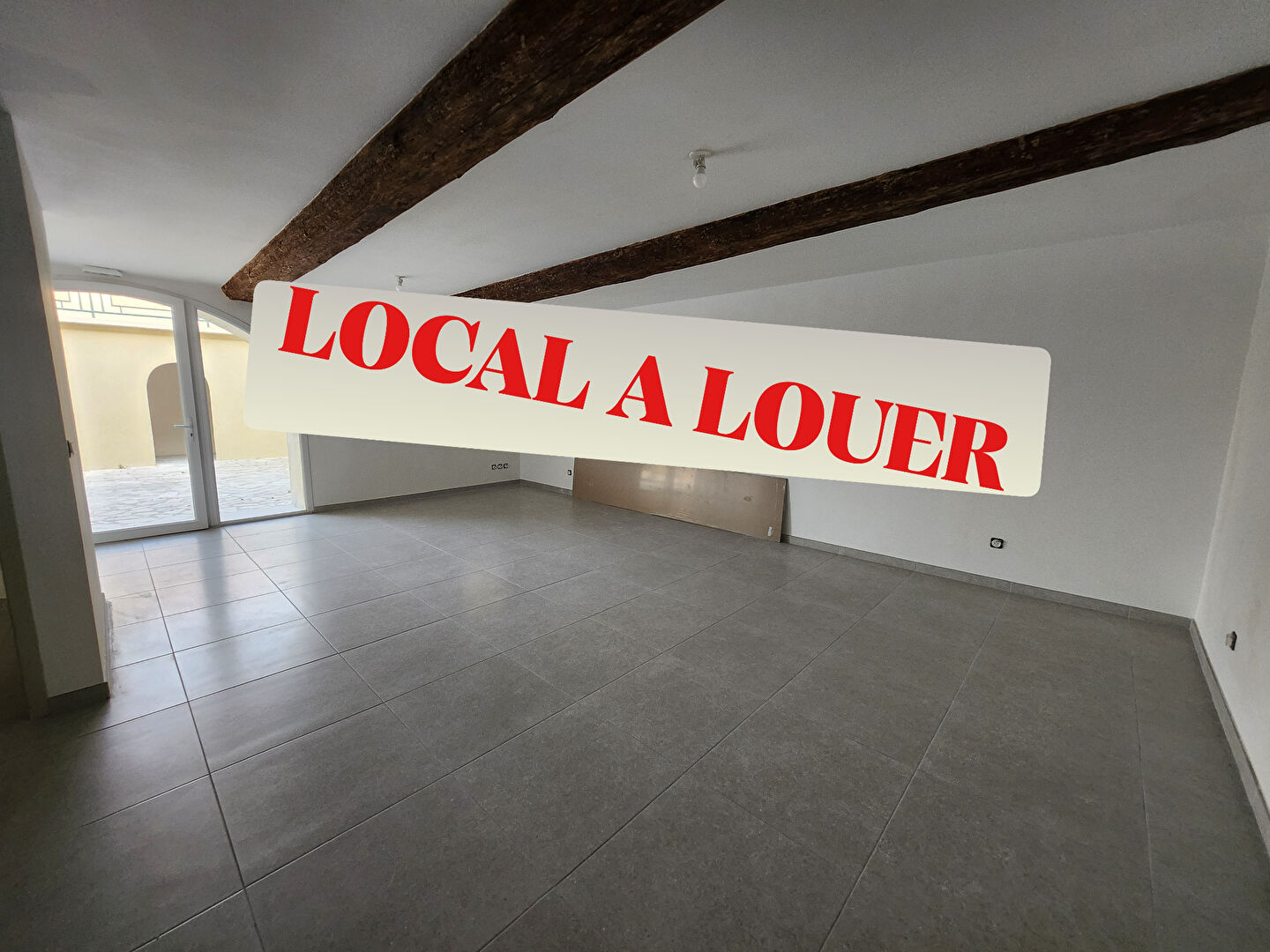 EXCLUSIVITE A LOUER A CHATEAUNEUF DE GADAGNE ENTRE AVIGNON ET L'ISLE SUR LA SORGUE - LOCAL D'ACTIVITE OU BUREAU PROFESSIONNEL - 49.9 m² de surface + Local de 16 m² + cour de 66 m² - PARKING A PROXIMITE