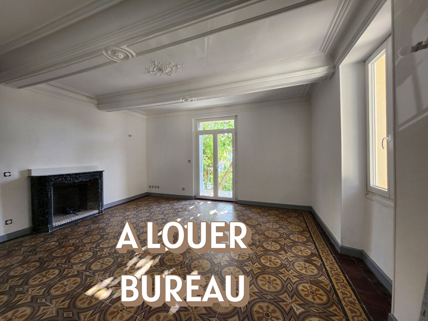 EXCLUSIVITE A LOUER A CHATEAUNEUF DE GADAGNE ENTRE AVIGNON ET L'ISLE SUR LA SORGUE - LOCAL D'ACTIVITE OU BUREAU PROFESSIONNEL e 27.70 m² de surface AVEC TERRASSE DE 11.46 M² - PARKING A PROXIMITE