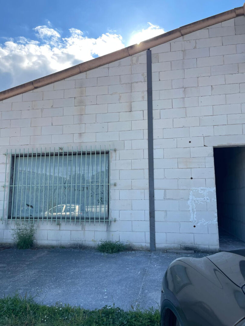 Photo CAUMONT SUR DURANCE - CAVAILLON - AVIGNON - HANGAR DE 224 M² AU SOL A VENDRE AVEC COUR DE 68 M² image 1/3