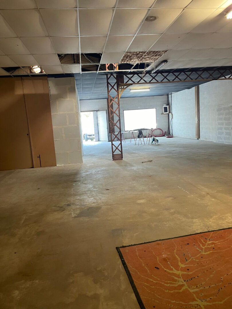 Photo CAUMONT SUR DURANCE - CAVAILLON - AVIGNON - HANGAR DE 224 M² AU SOL A VENDRE AVEC COUR DE 68 M² image 2/3