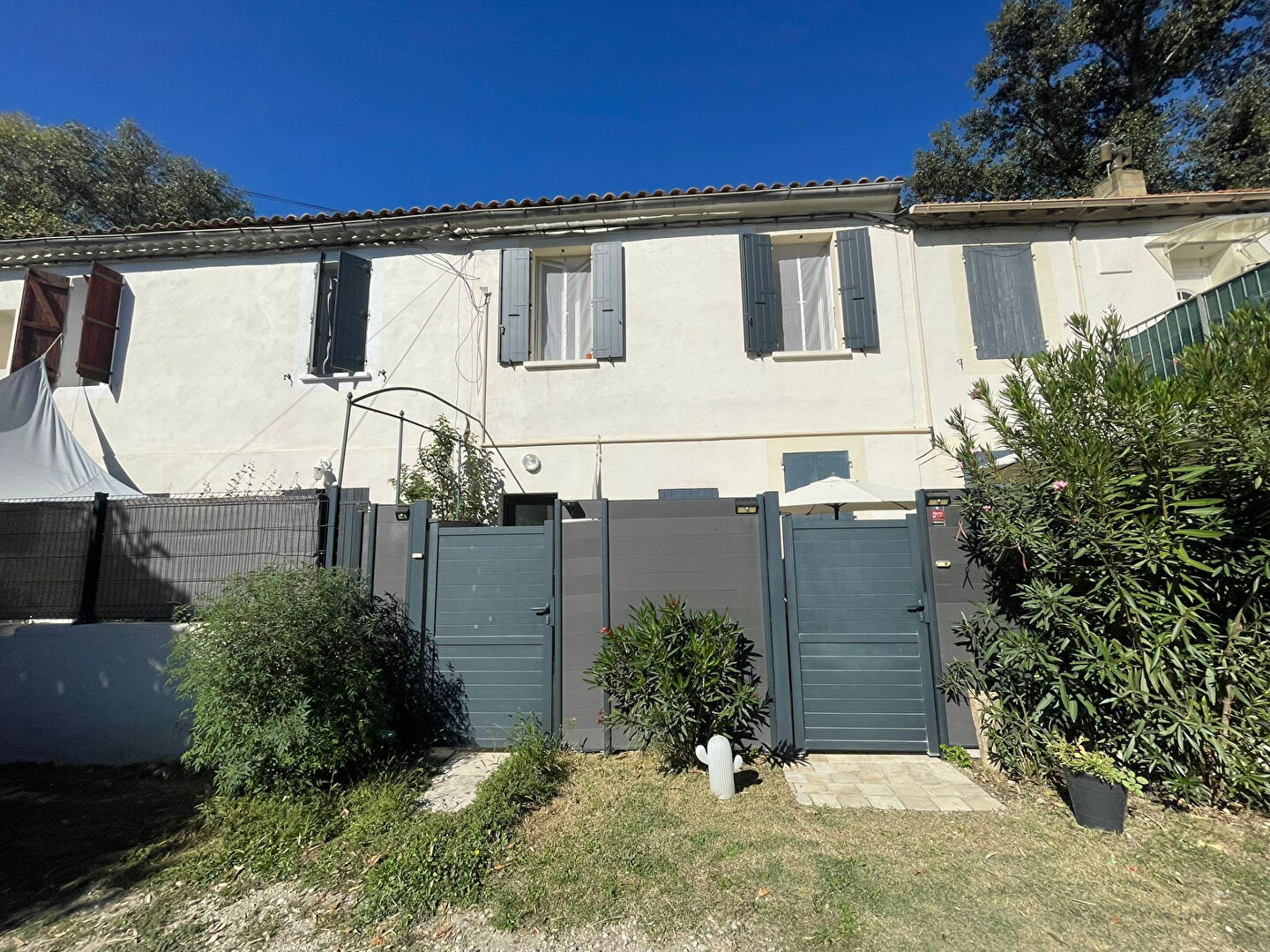 EXCLUSIVITÉ SUR AVIGNON QUARTIER BONAVENTURE - A VENDRE - APPARTEMENT AVEC COUR ET PARKING