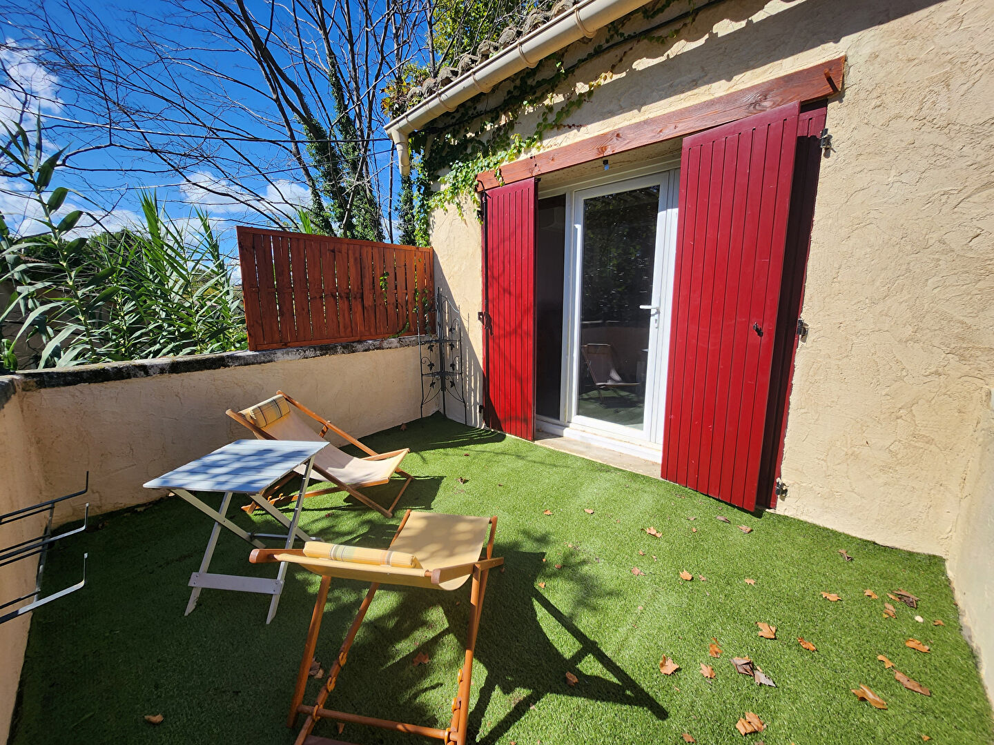 EXCLUSIVITE EN LOCATION - ISLE SUR LA SORGUE - APPARTEMENT TYPE 3 DE 55 M² AVEC TERRASSE DE 11 M² ET JARDIN DE 360 M² AVEC BOX