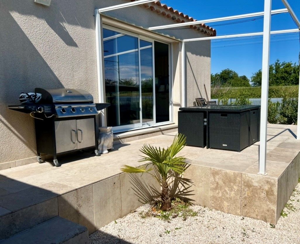 Photo EXCLUSIVITE A SAINT SATURNIN LES AVIGNON JONQUERETTES - MAISON A LOUER DE PLAIN PIED DE 70 M² SUR TERRAIN DE 350 M² AVEC PISCINE image 1/2