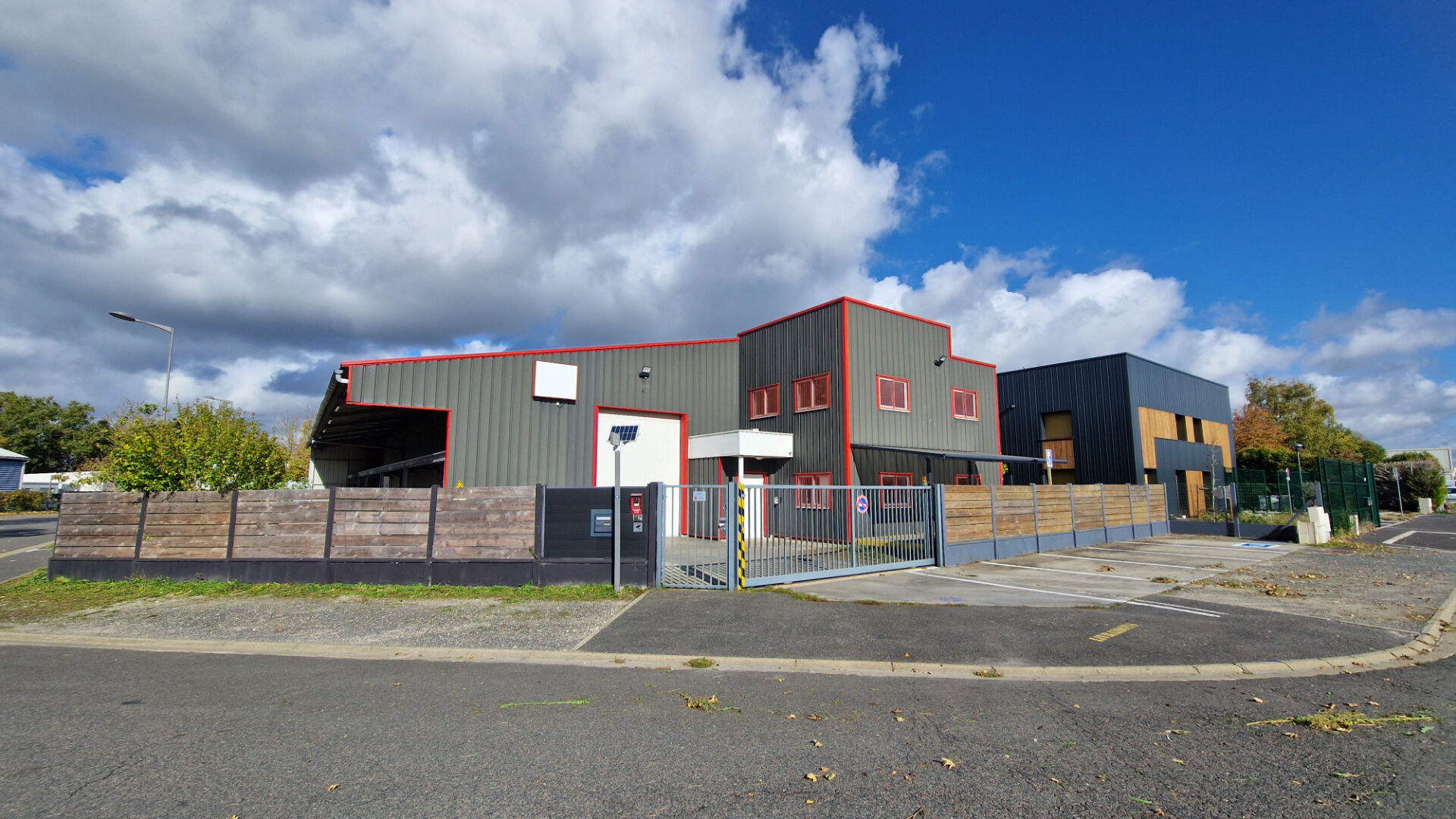 Entrepôt / local industriel Milly La Foret 651 m2