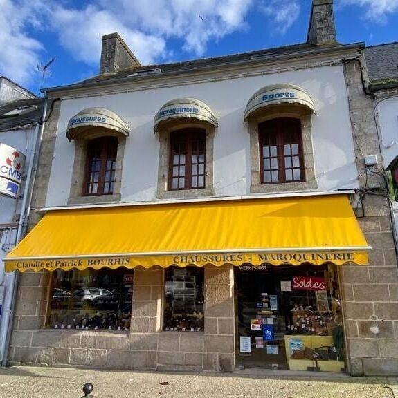 A vendre cause retraite,  Fond de commerce de chaussures et immeuble 200 m2 à Lanmeur.