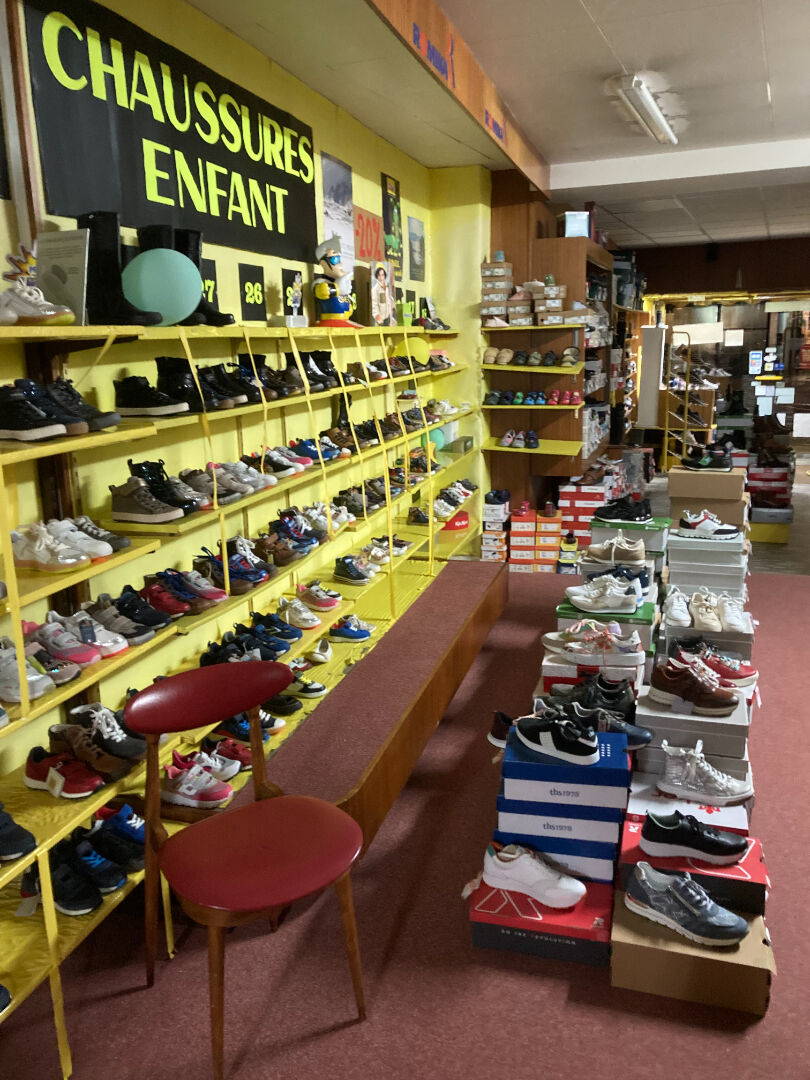 Photo A vendre cause retraite,  Fond de commerce de chaussures et immeuble 200 m2 à Lanmeur. image 3/6