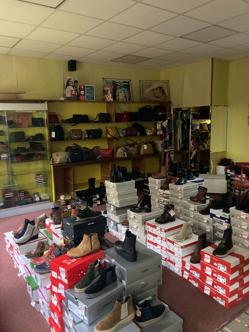 Photo A vendre cause retraite,  Fond de commerce de chaussures et immeuble 200 m2 à Lanmeur. image 4/6