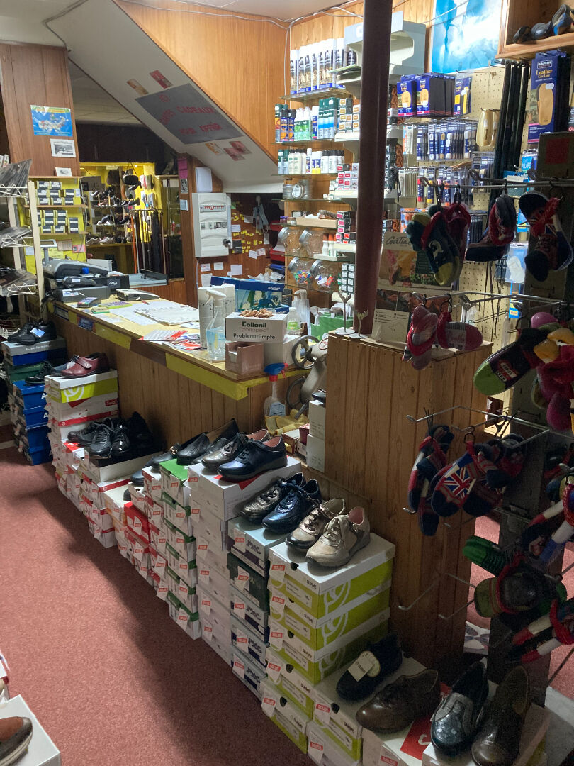 Photo A vendre cause retraite,  Fond de commerce de chaussures et immeuble 200 m2 à Lanmeur. image 5/6