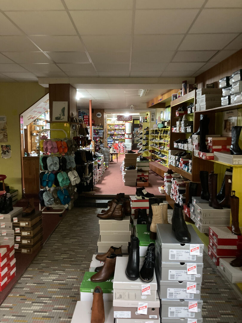 Photo A vendre cause retraite,  Fond de commerce de chaussures et immeuble 200 m2 à Lanmeur. image 6/6