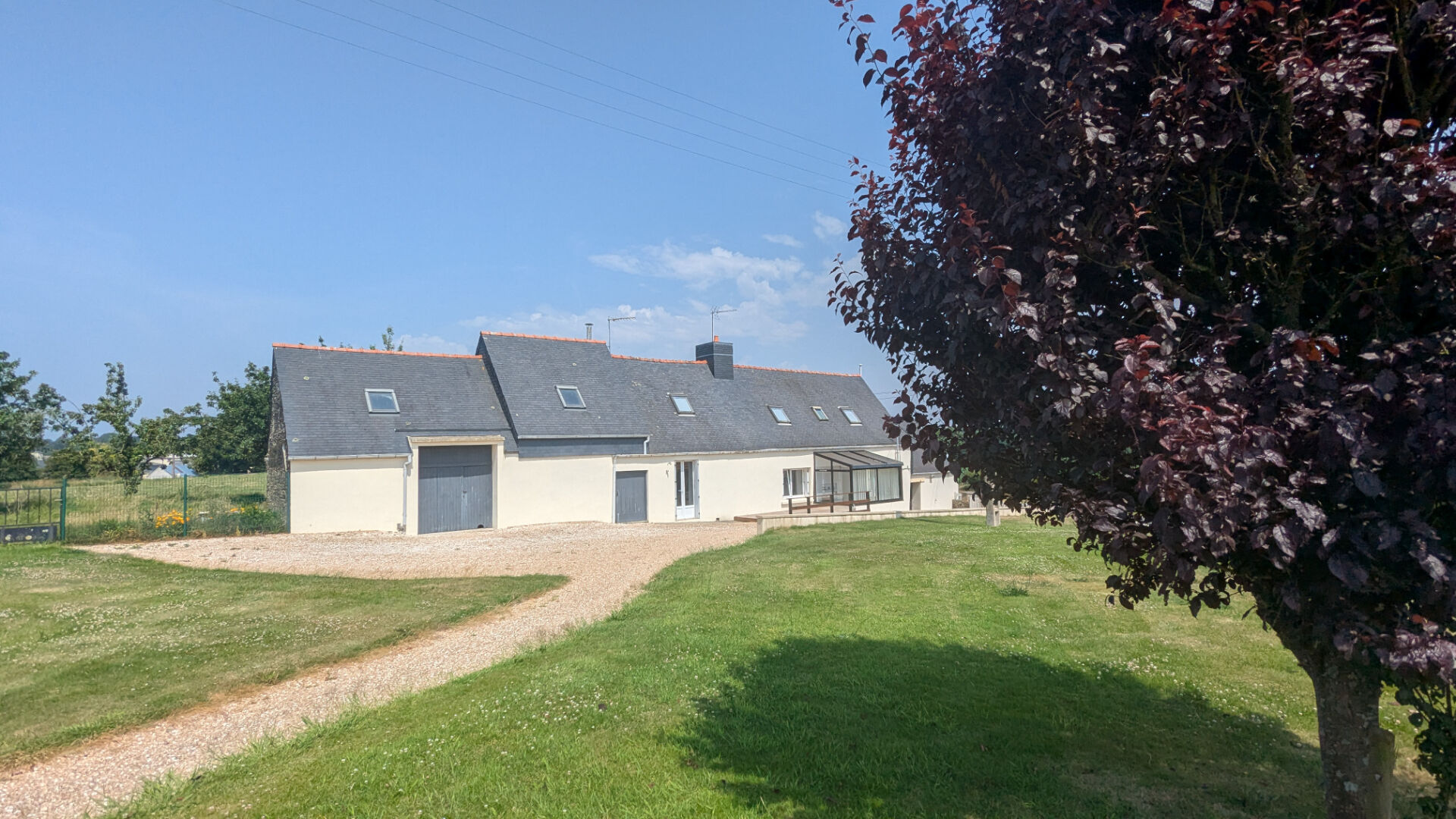 Authenticité et potentiel à 5 minutes de Morlaix : longère avec dépendances et vue dégagée