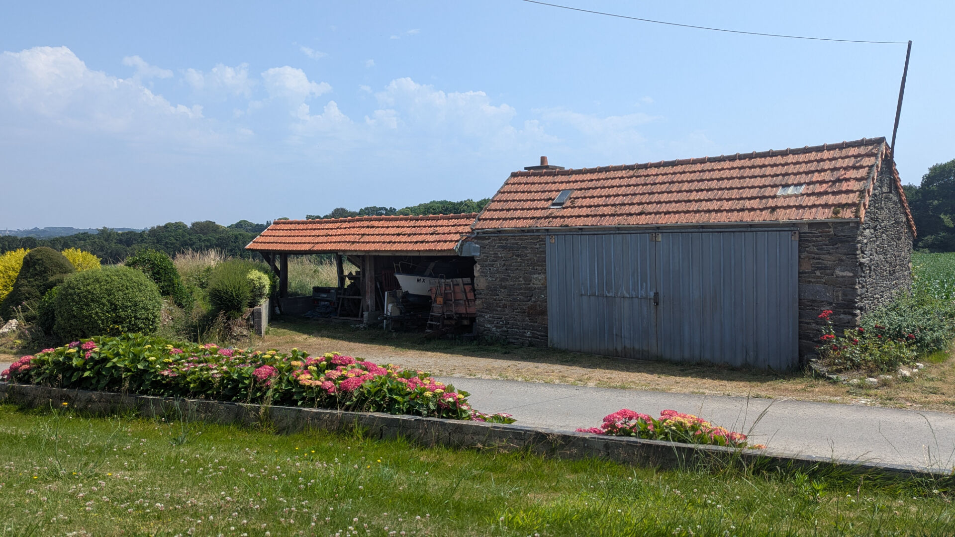 Authenticité et potentiel à 5 minutes de Morlaix : longère avec dépendances et vue dégagée