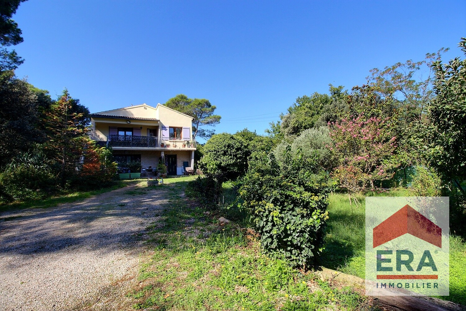 Maison 210m2 habitable divisée en trois appartements