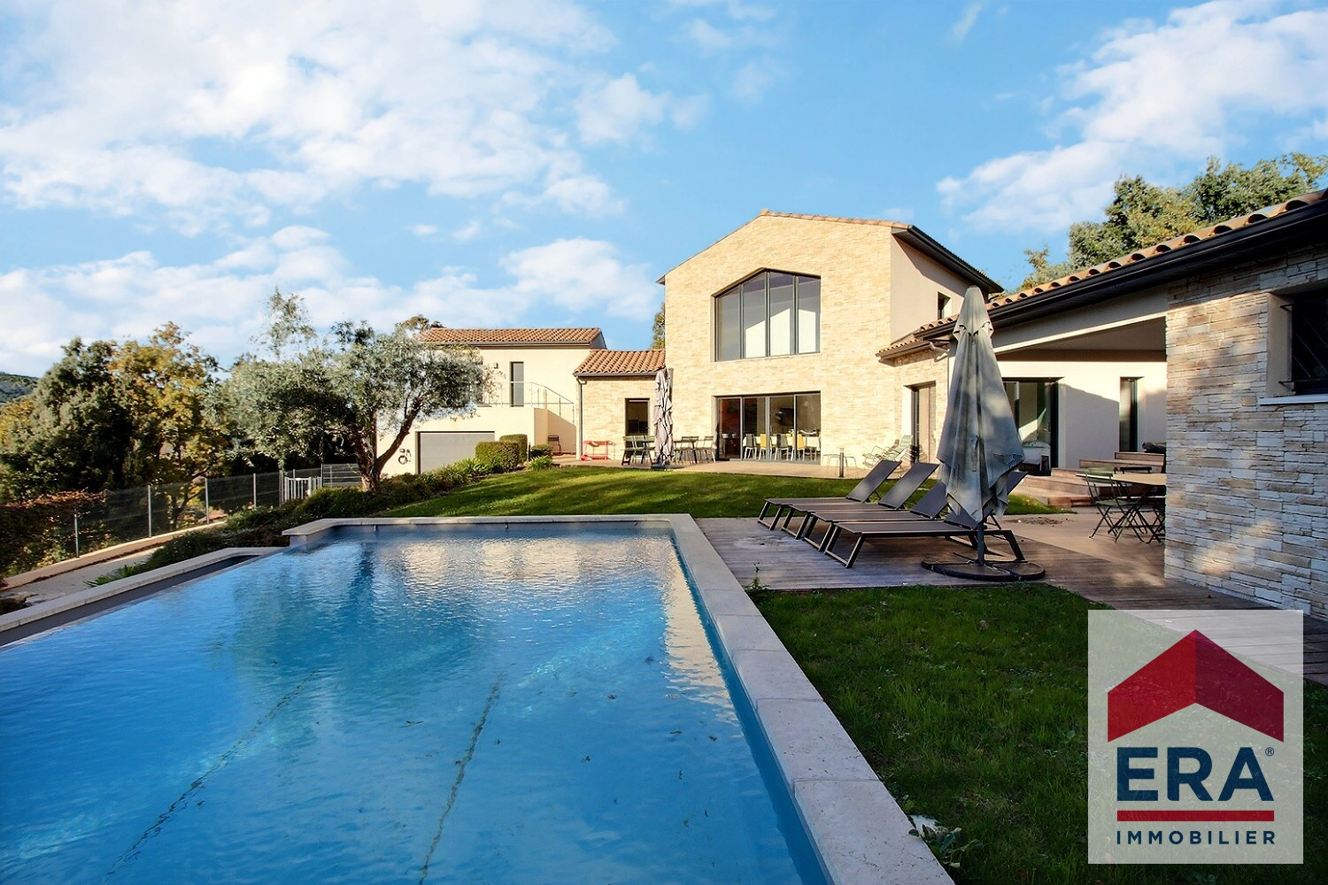 Maison Bourg Saint Andéol - 8 pièces - 210m²