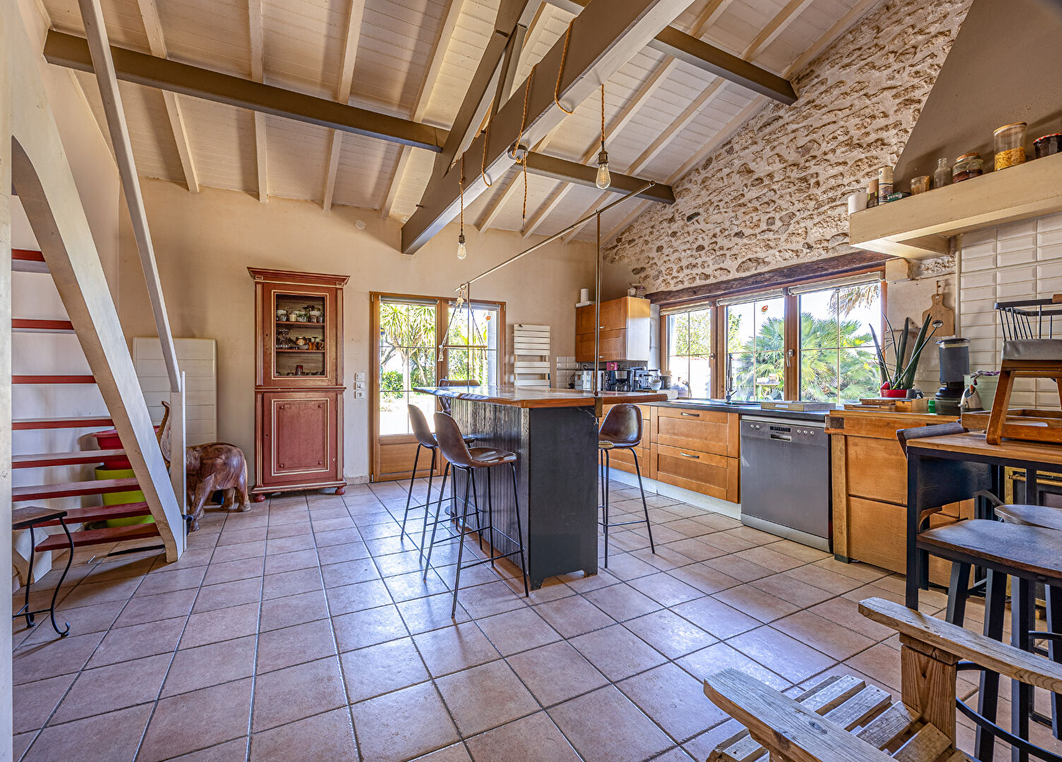 Photo RARE - SUPERBE CHARENTAISE AVEC PIERRES APPARENTES - SITUEE SUR LA MAGNIFIQUE COMMUNE DE MORNAC SUR SEUDRE image 2/6