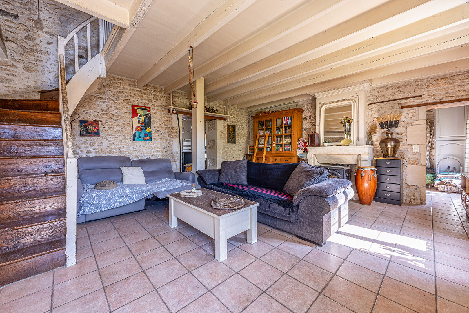 Photo RARE - SUPERBE CHARENTAISE AVEC PIERRES APPARENTES - SITUEE SUR LA MAGNIFIQUE COMMUNE DE MORNAC SUR SEUDRE image 3/6