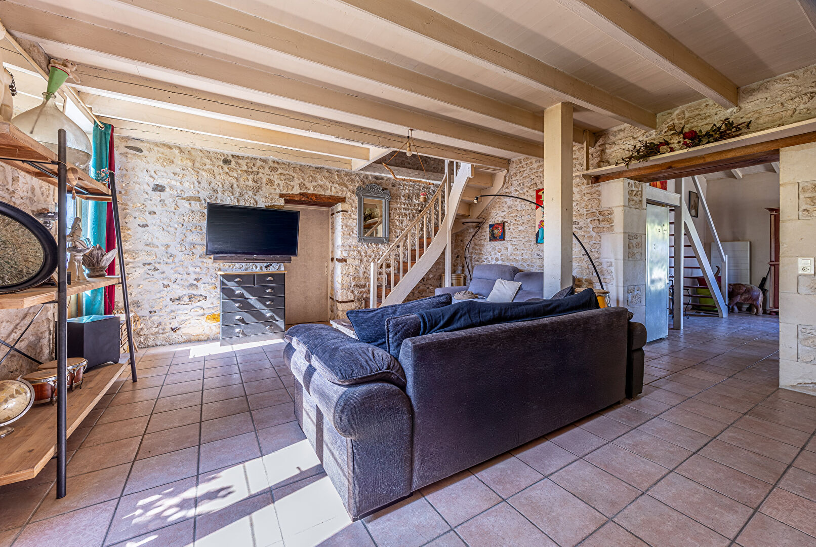 Photo RARE - SUPERBE CHARENTAISE AVEC PIERRES APPARENTES - SITUEE SUR LA MAGNIFIQUE COMMUNE DE MORNAC SUR SEUDRE image 4/6