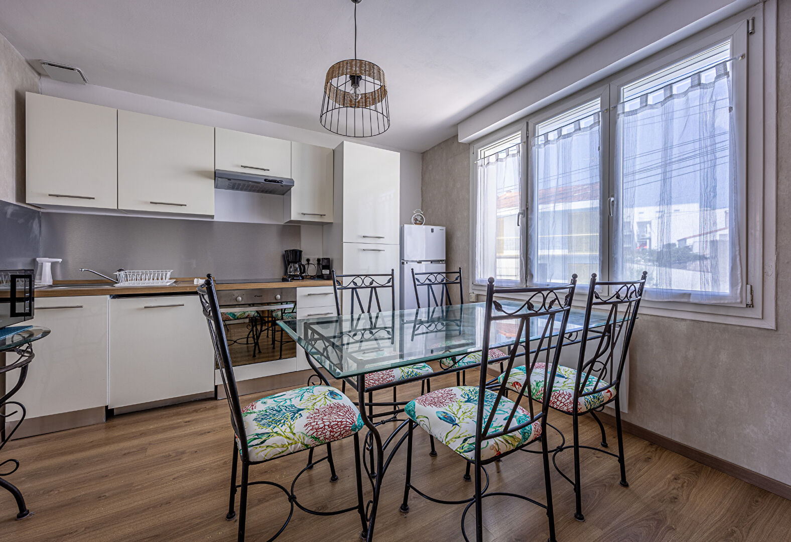 Photo RARE - CHARMANTE MAISON DE VILLE - ROYAN CENTRE - PROCHE commerces et plages image 2/6