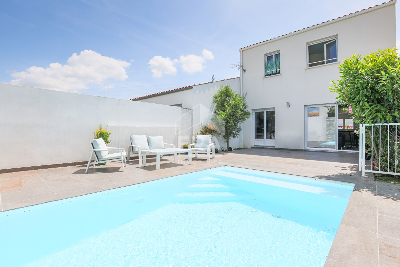 Maison récente trois chambres piscine