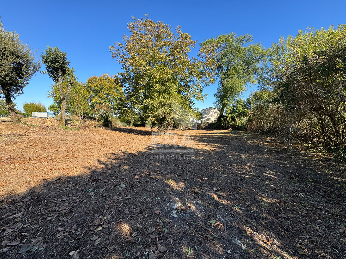 Grand terrain constructible à Chauray