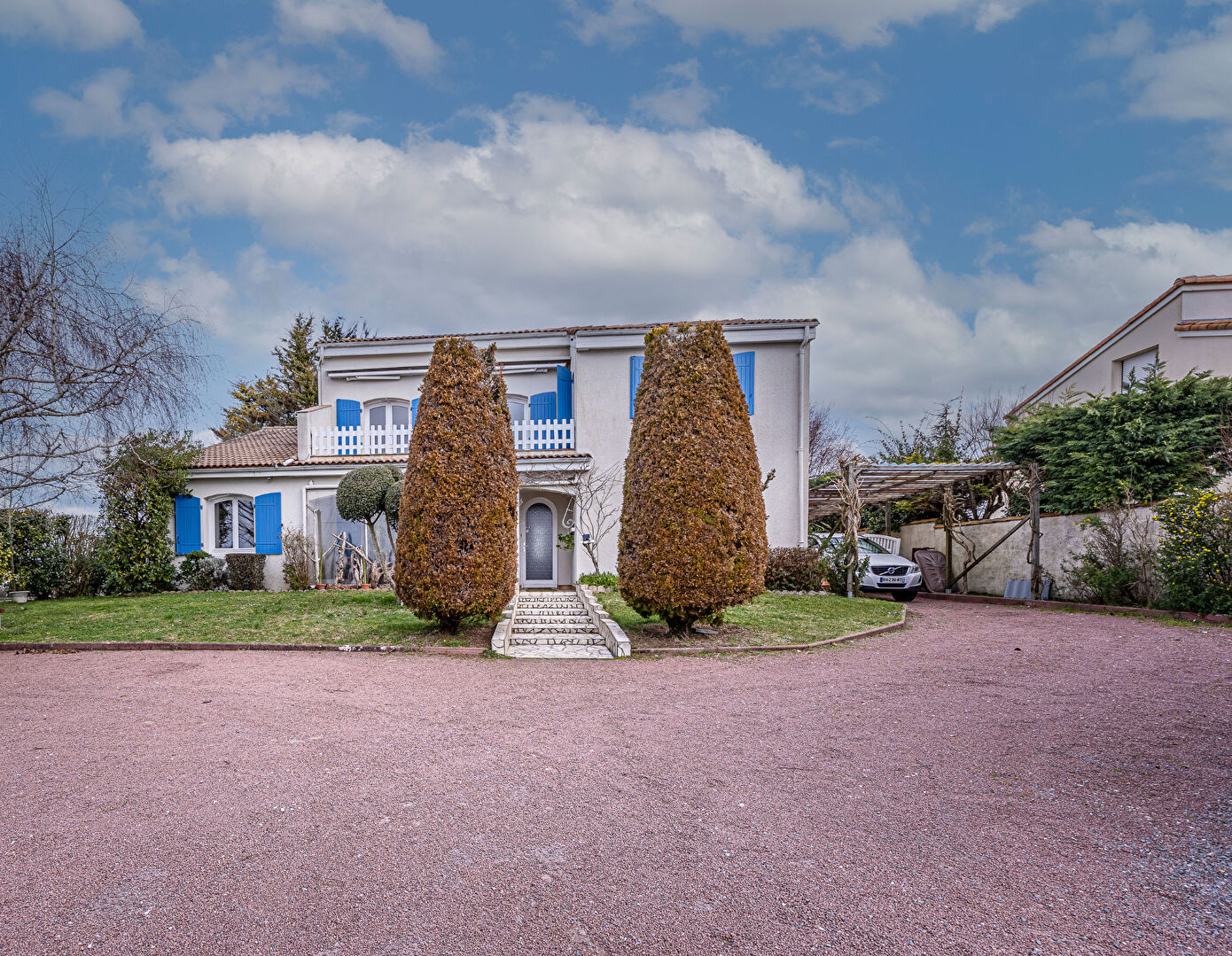 Spacieuse maison familiale de 7 pièces avec terrasse et garage .